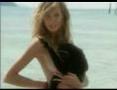 Heidi Klum pose pour des photos seins nus avec un singe cal� dessus il a l air aux anges 